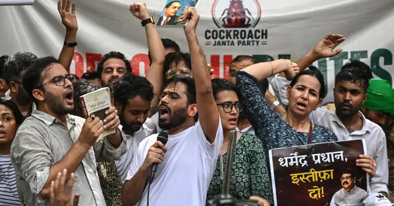 ককরোচ জনতা পার্টির (সিজেপি) প্রতিষ্ঠাতা অভিজিৎ দীপকে স্লোগান দিচ্ছেন